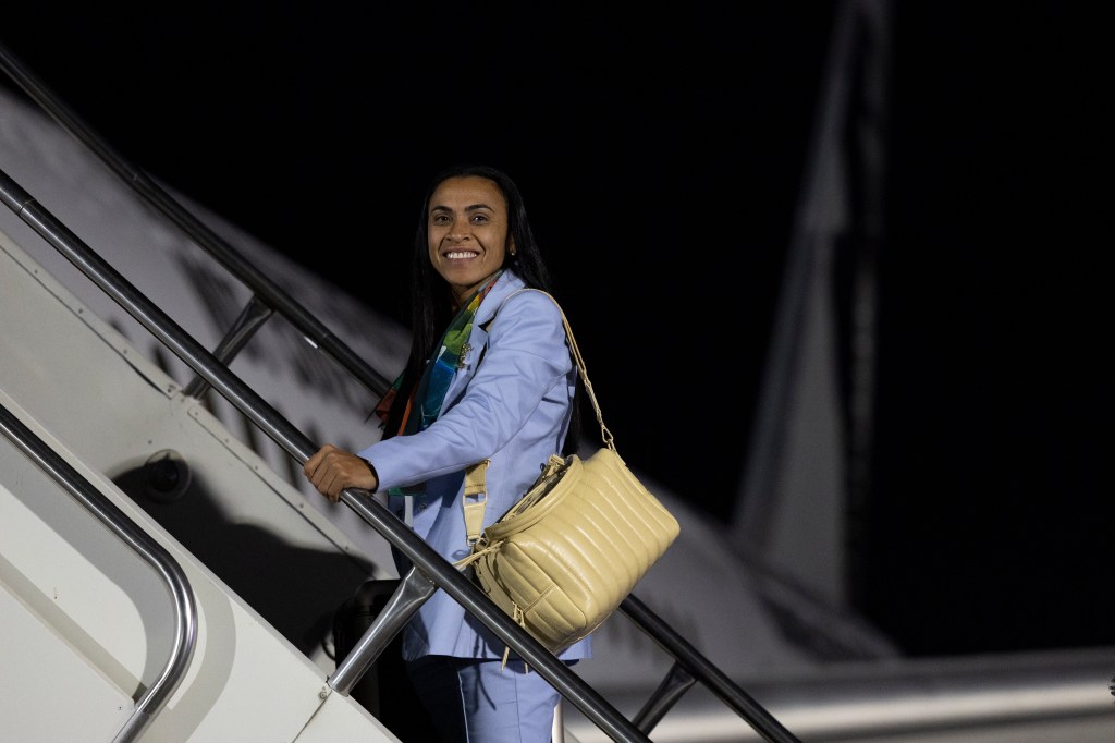A meio-campista Marta embarcou para sua sexta e última Copa do Mundo de Futebol Feminino -