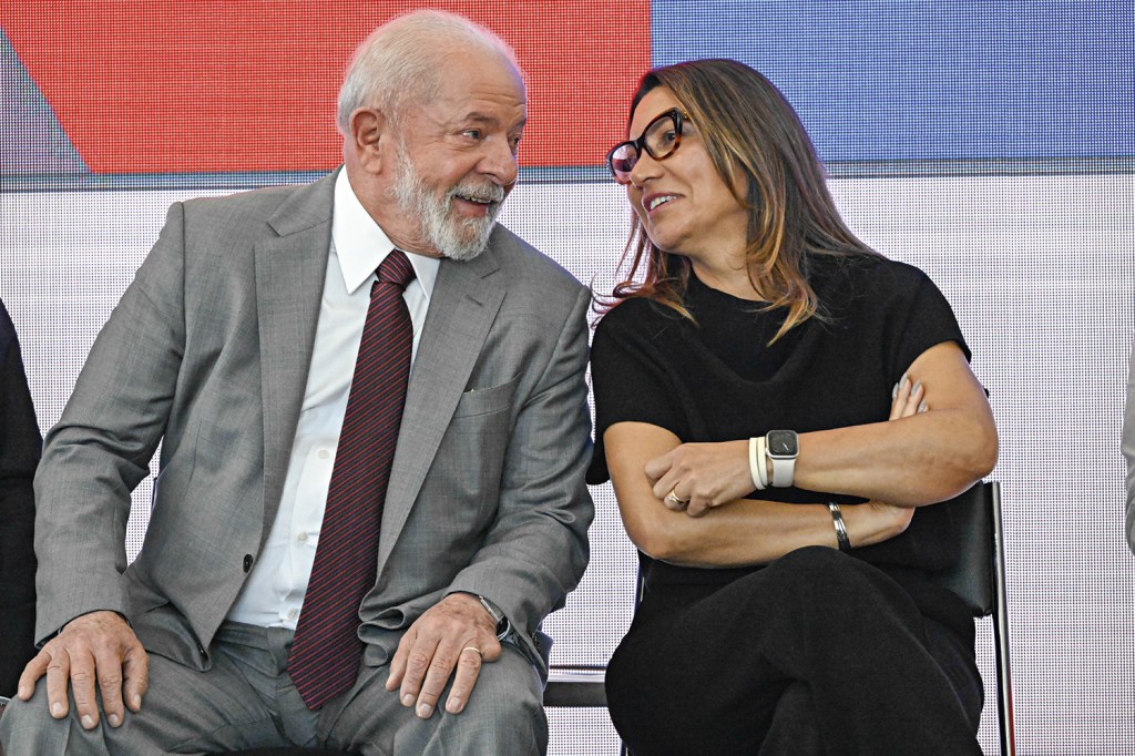 RENDIÇÃO - Lula: para ampliar sua base de sustentação, o presidente aceitou entregar ao Centrão uma parcela do governo