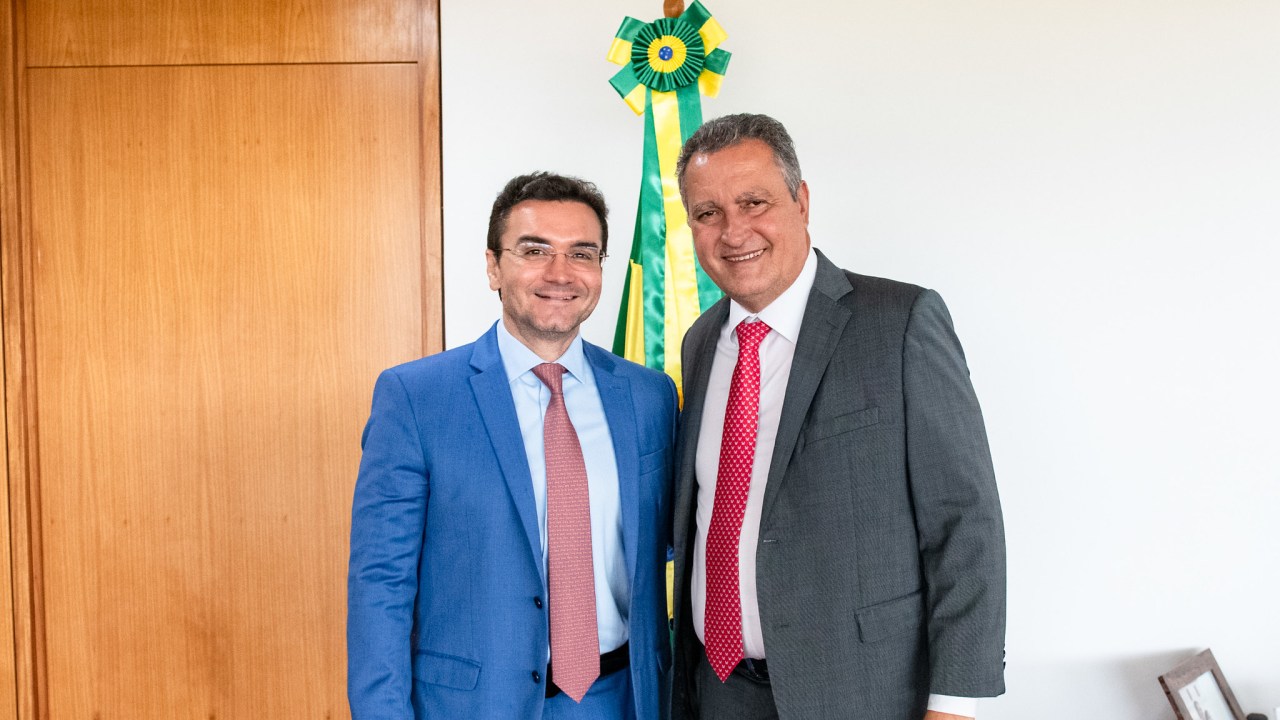 O novo ministro do Turismo, Celso Sabino, e o ministro da Casa Civil, Rui Costa, nesta sexta-feira, no Palácio do Planalto