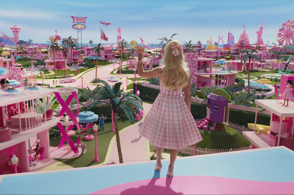 FANTASIA - A personagem diante de sua “Barbielândia”: estoque de tinta rosa-choque esgotado para criar cenário do filme