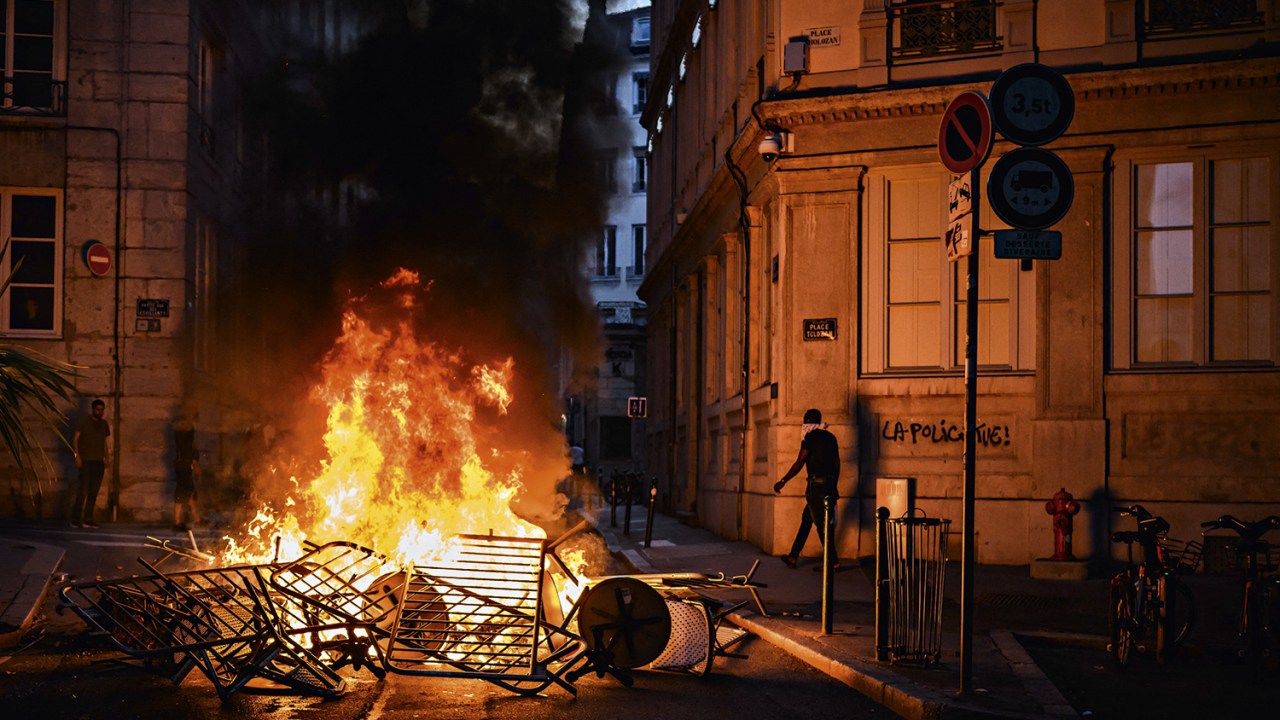 ASSIM, NÃO - Fogueira ateada em rua de Lyon: a onda de protestos acabou provocando baderna e vandalismo