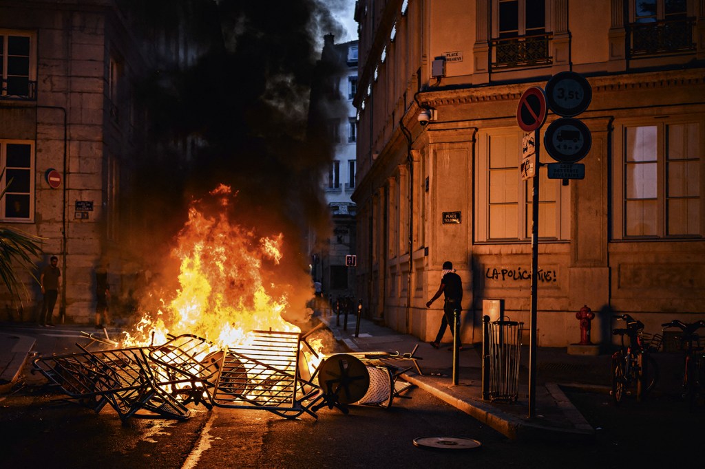 ASSIM, NÃO - Fogueira ateada em rua de Lyon: a onda de protestos acabou provocando baderna e vandalismo