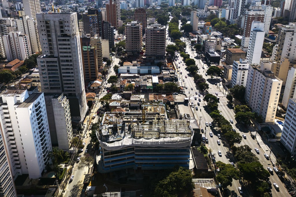 MÃOS À OBRA - Prédio em construção em São Paulo: acesso a crédito deverá destravar o setor nos próximos meses