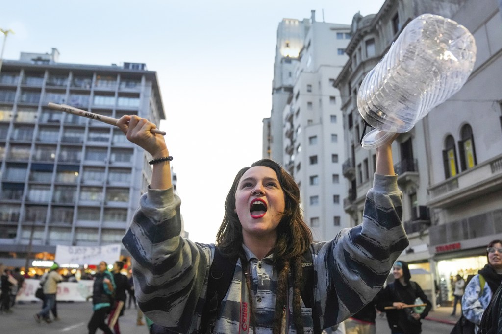ÁGUA, EU QUERO ÁGUA - Protesto em Montevidéu: na escassez, o governo apelou para rio poluído