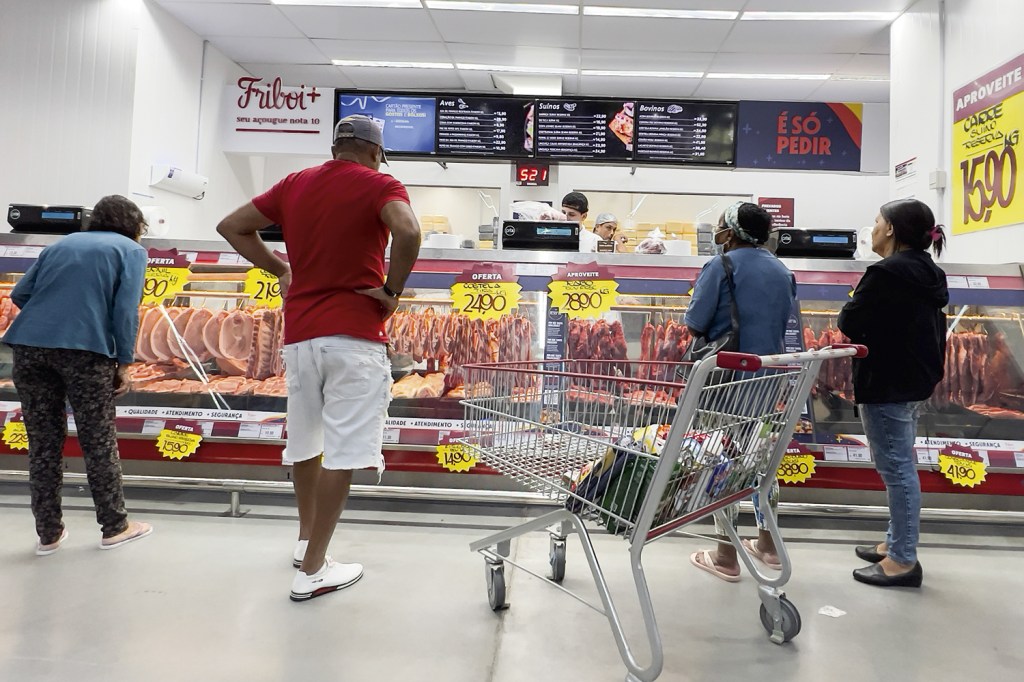 NO SUPERMERCADO - Fila da carne: inflação baixa diminuiu o preço de alguns alimentos
