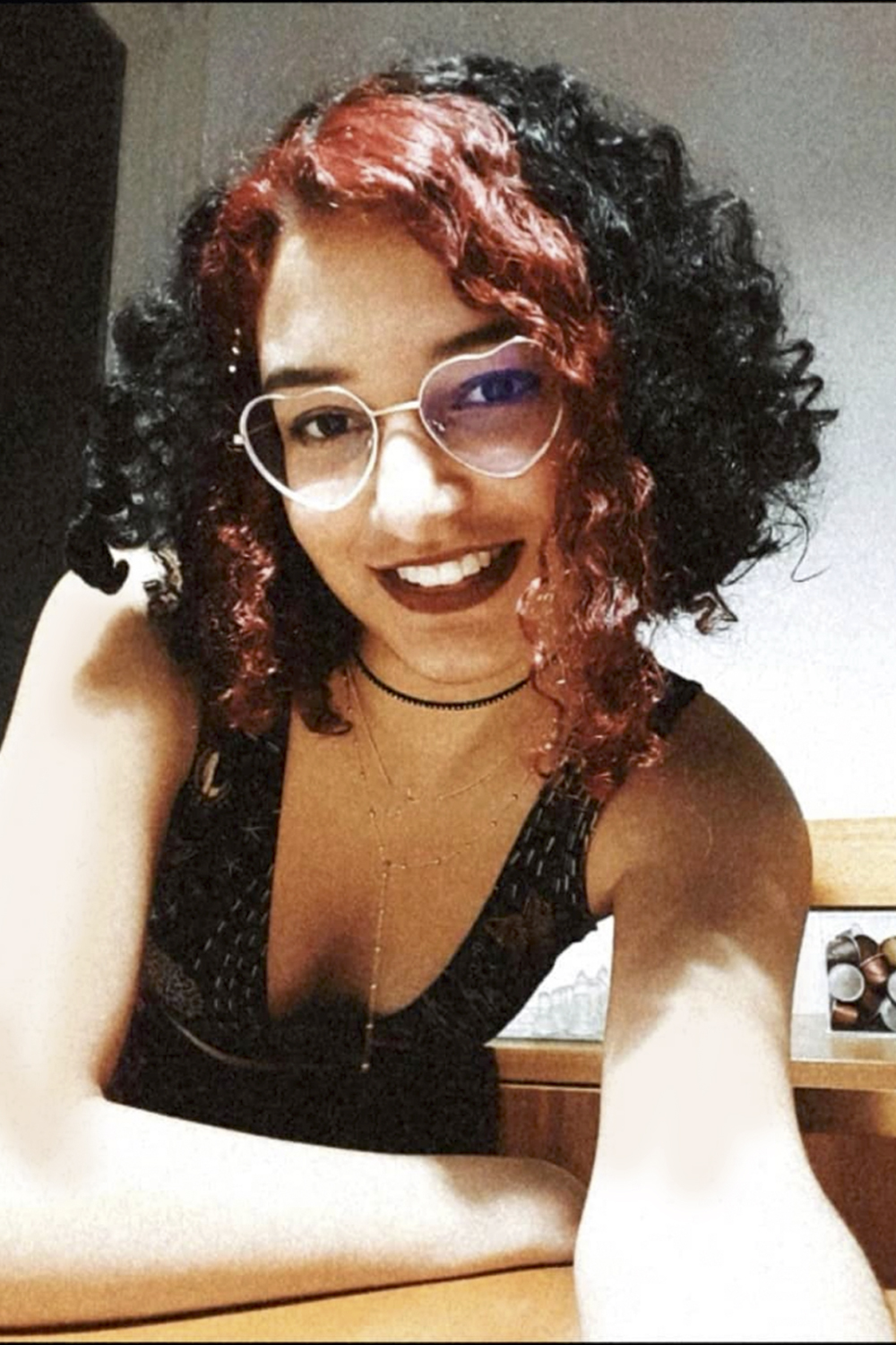 DEBORAH-PERSONAGEM-2.png FLERTE COM O PASSADO - A estudante de geografia Deborah Costa, 21 anos, sempre embala em uma nova onda retrô. Sua trilha sonora preferida é a dos anos 1970. “Nasci numa época em que dá para experimentar um pouco de cada década”, diz