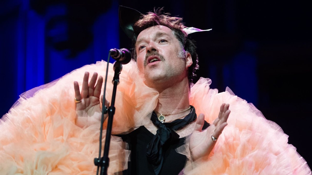 Com um enorme casaco e orelhinhas de coelho, Rufus se apresentou no Royal Albert Hall, em Londres, em 2019.