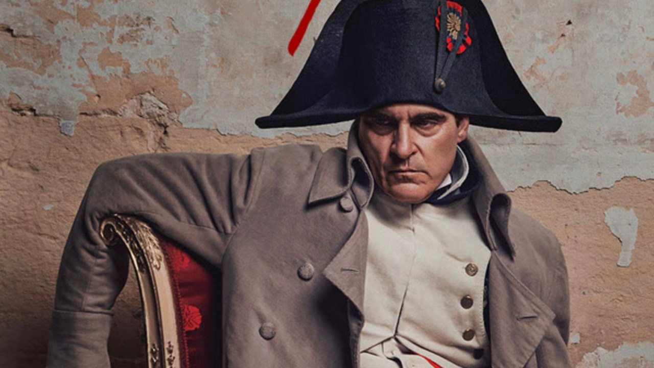 Joaquin Phoenix caracterizado como Napoleão Bonaparte