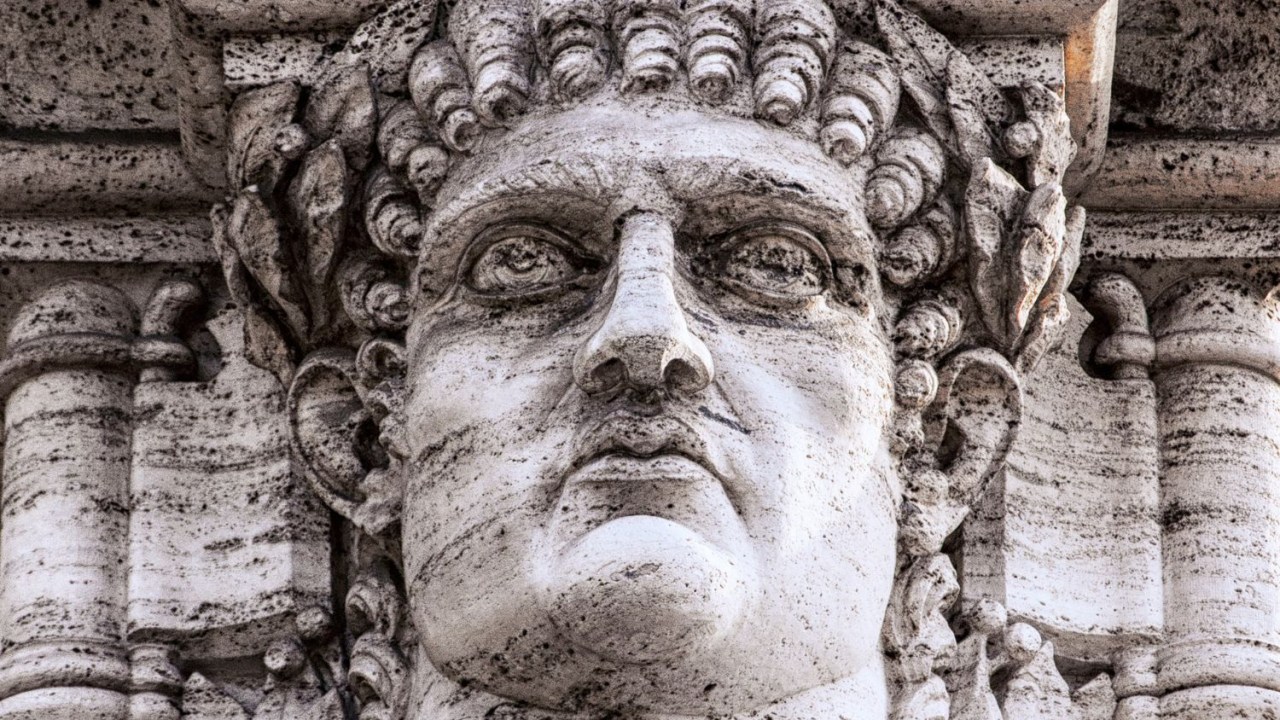 Estátua representativa do Imperador Nero, localizada no portão do parque que dá acesso à Casa Dourada, antigo palácio