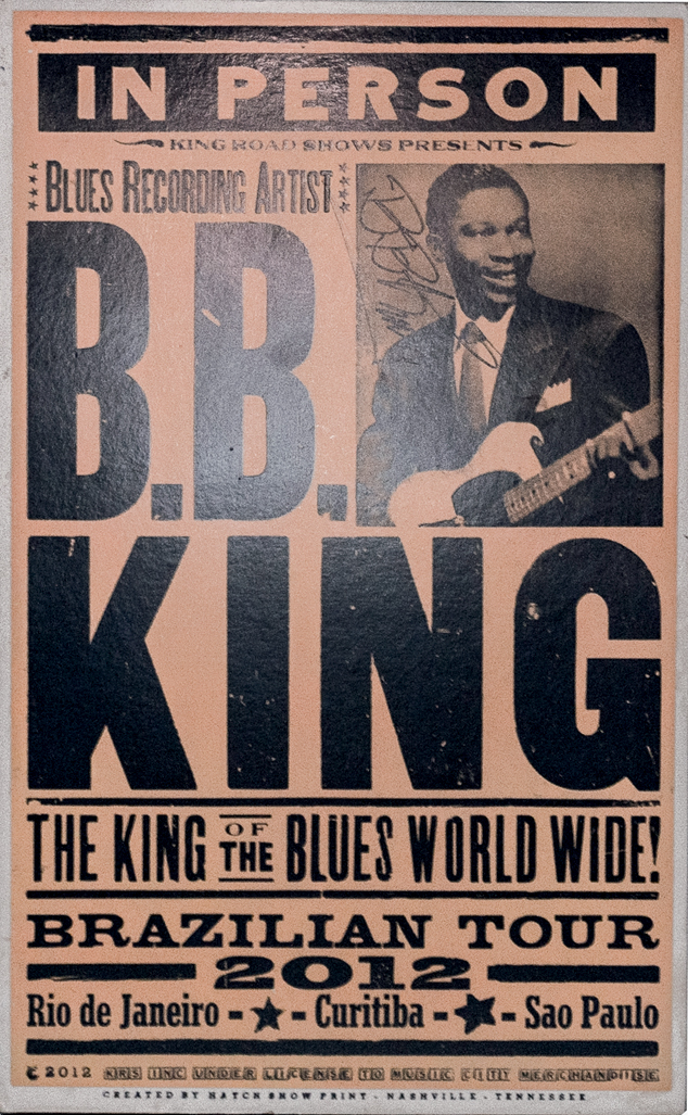 EXPOSICAO BB KING Cartaz turnê 2012 autografado_Acervo Bourbon Street Music Club.jpg QUASE BRASILEIRO - Cartaz da última turnê, em 2012: King tocou mais de quarenta vezes no país