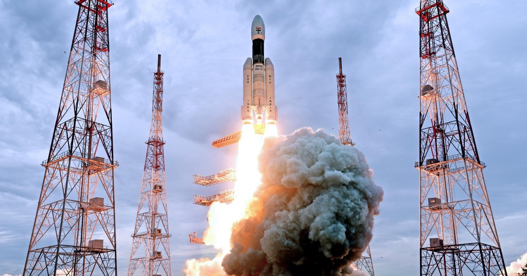 SUCESSO - Chandrayaan-3: índia lança missão em direção ao polo sul da Lua