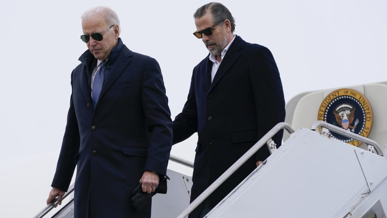O presidente dos EUA, Joe Biden (esq.), e seu filho, Hunter. 27/07/2023 -