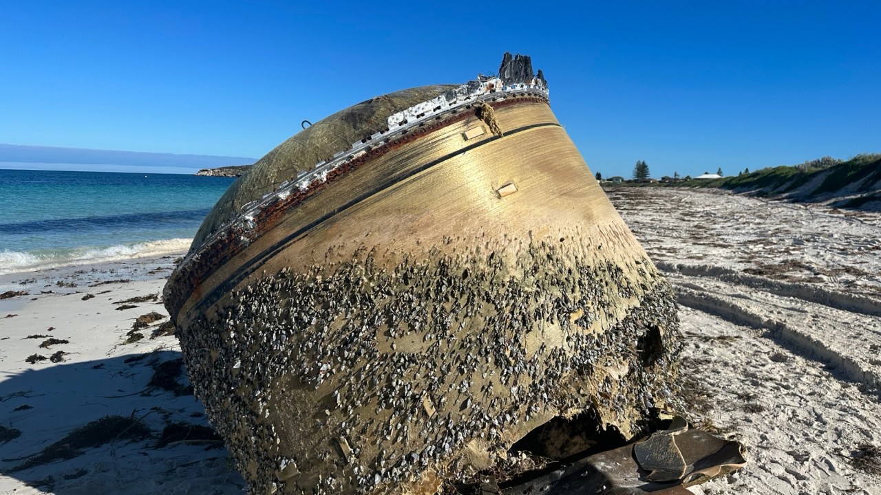 Cilindro encontrado em praia na Austrália estava danificado e, embora tenha dito que não era perigoso, polícia local trata caso com cautela. 17/07/2023 -