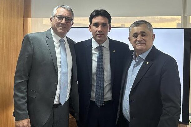 O ministro das Relações Institucionais, Alexandre Padilha, com Silvio Costa Filho e José Guimarães