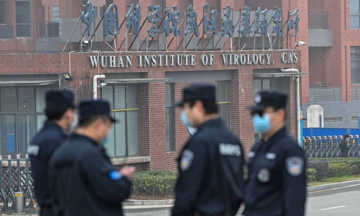 Seguranças do lado de fora do Instituto de Virologia de Wuhan, na China. 03/02/2021