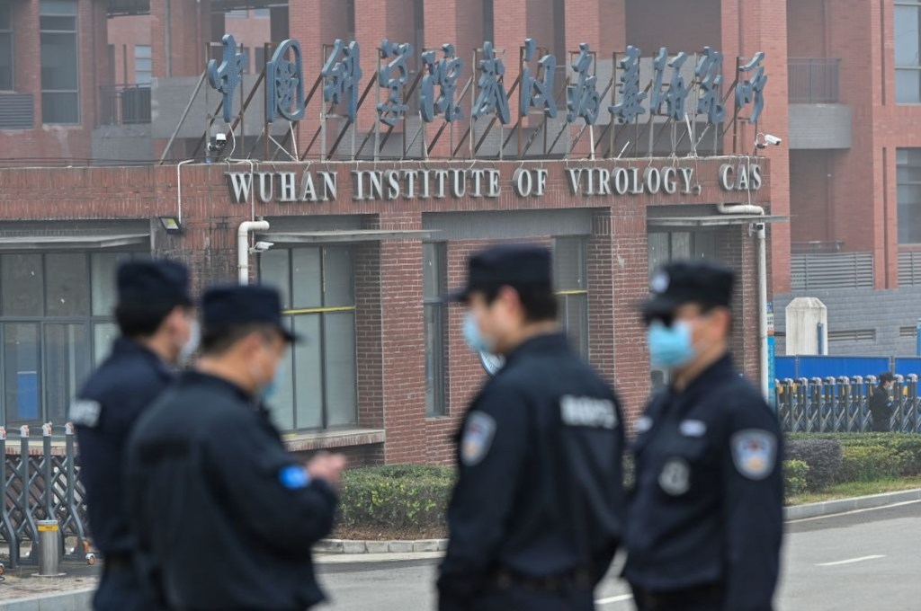 Seguranças do lado de fora do Instituto de Virologia de Wuhan, na China. 03/02/2021