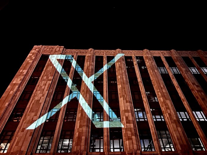 Novo logo do Twitter, o X, projetado na sede da empresa, em São Francisco