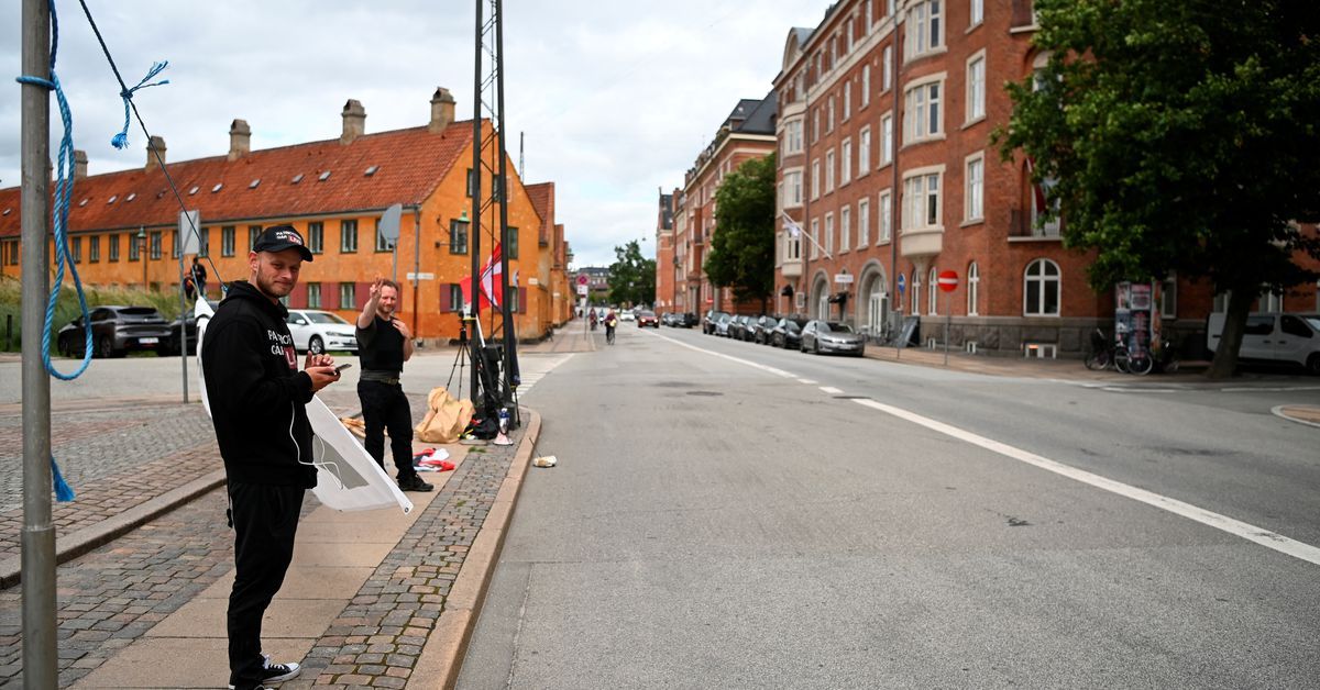 Dois manifestantes dinamarqueses que queimaram uma cópia do Alcorão, livro sagrado do Islã, em frente à embaixada iraquiana em Copenhague. 24/07/2023