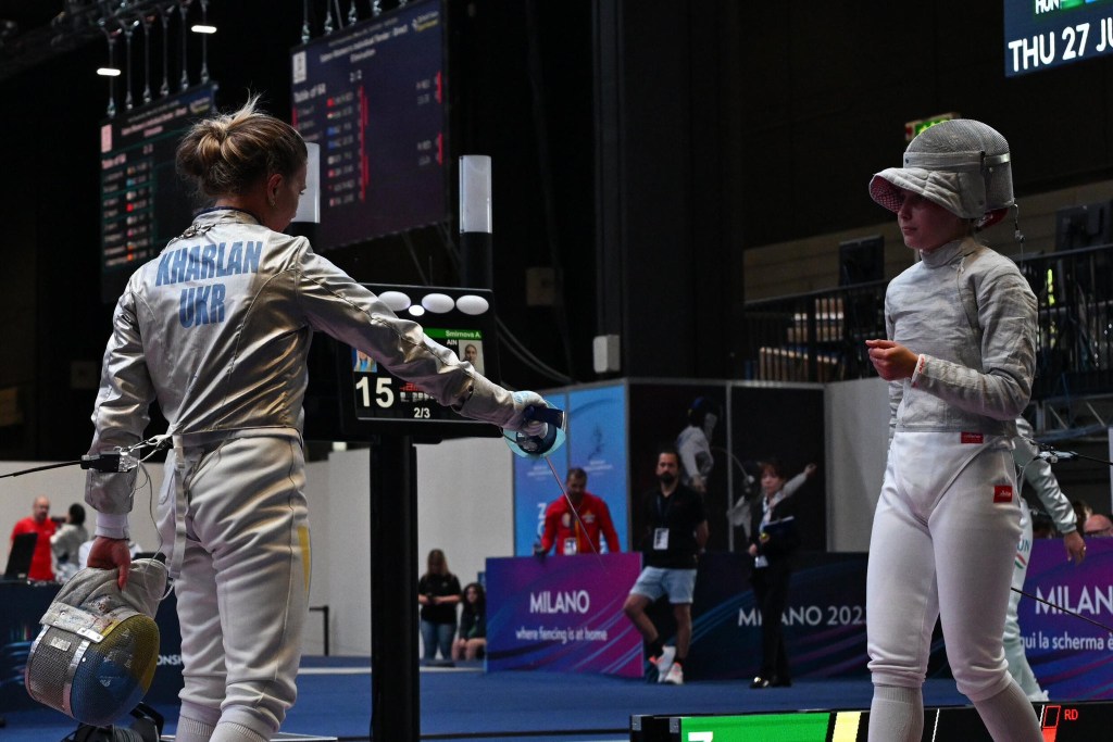 A esgrimista ucraniana Olga Kharlan recusa o aperto de mão da atleta russa Anna Smirnova e é desqualificada do Campeonato Mundial em Milão, na Itália. 27/07/2023