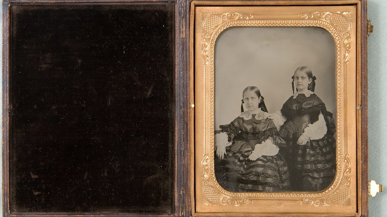 As princesas Isabel, sentada, e Leopoldina em imagem de 1855. Uma das peças disponíveis na exposição -