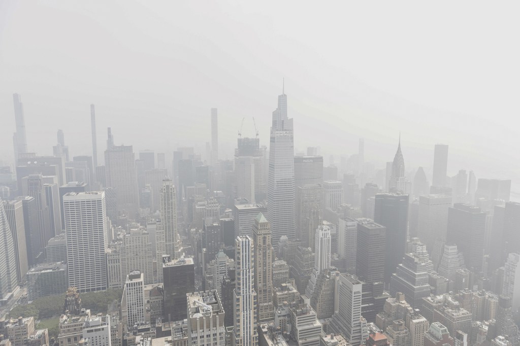 QUEM SABE ONDE É? - Nova York sufocada pela fumaça: queimadas recorde no Canadá produziram a nuvem tóxica