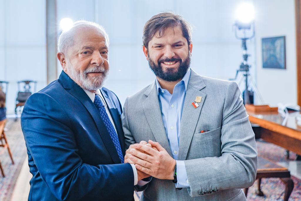 O presidente do Brasil, Luiz Inácio Lula da Silva (à esquerda), e o presidente do Chile, Gabriel Boric (à direita), durante encontro da cúpula de líderes sul-americanos no Itamaraty. 30/05/2023
