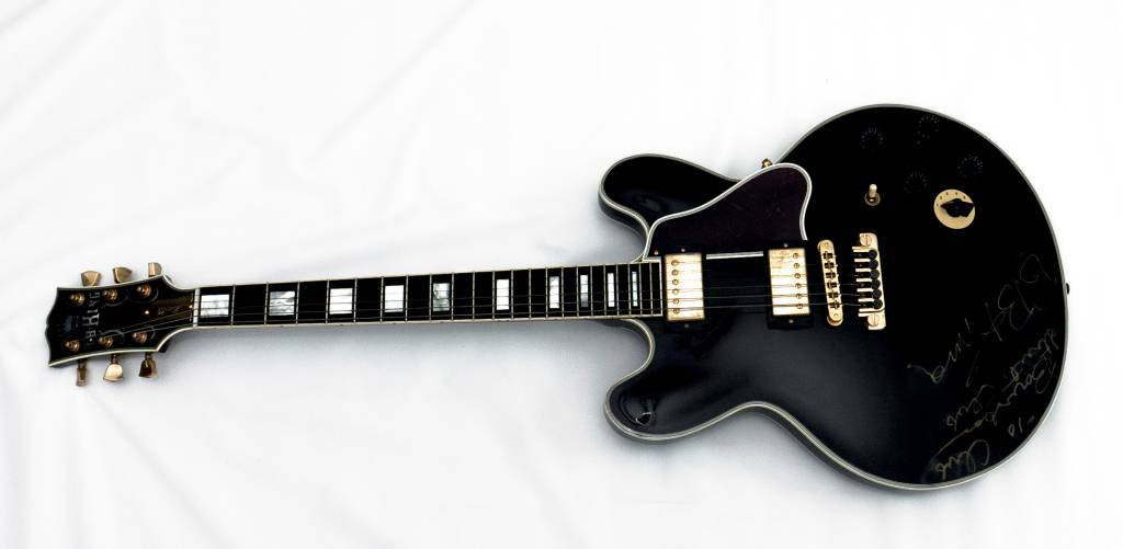 GUITARRA BB KING DSC7642.jpg LUCILLE - A guitarra da despedida: o instrumento usado no último show do músico no Brasil está em exibição