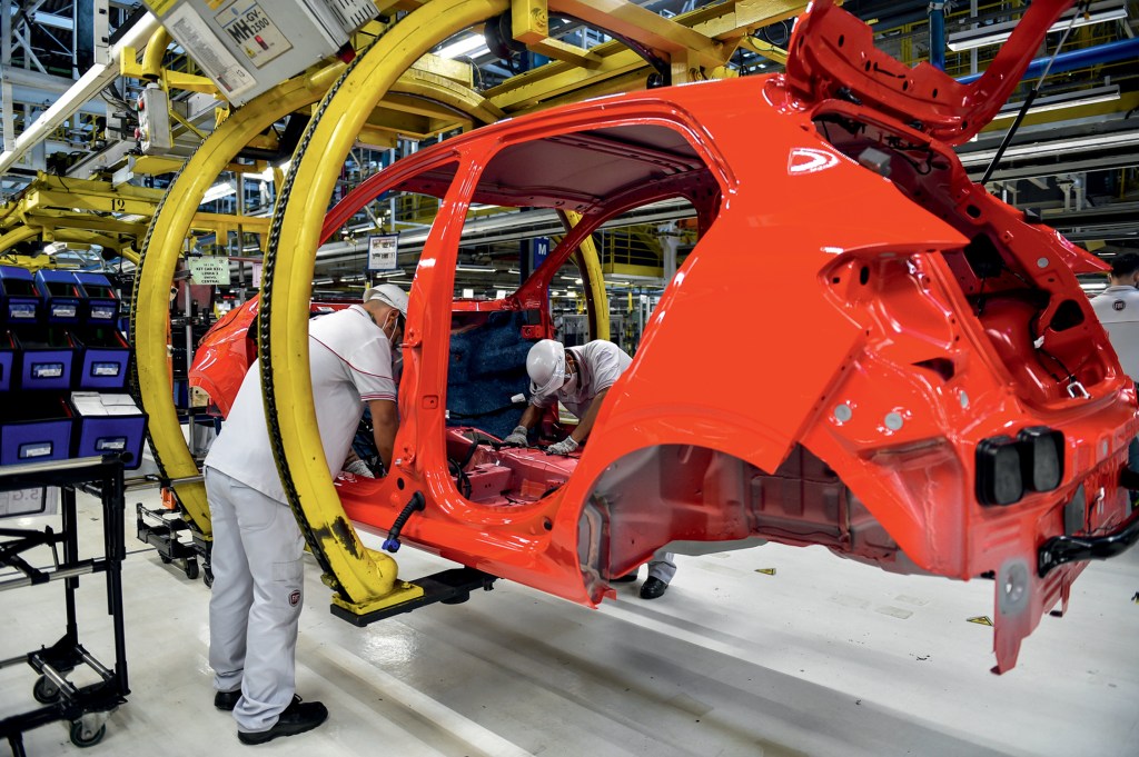 NA FÁBRICA - Linha de produção da Fiat: com o crédito caro, os financiamentos caíram e afetaram as vendas do setor
