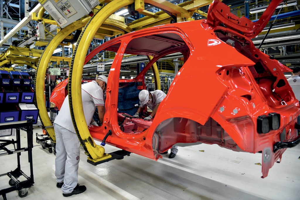 Fiat Chrysler Automobiles Resumes its Operations Amidst the Coronavirus (COVID – 19) Pandemic NA FÁBRICA - Linha de produção da Fiat: com o crédito caro, os financiamentos caíram e afetaram as vendas do setor