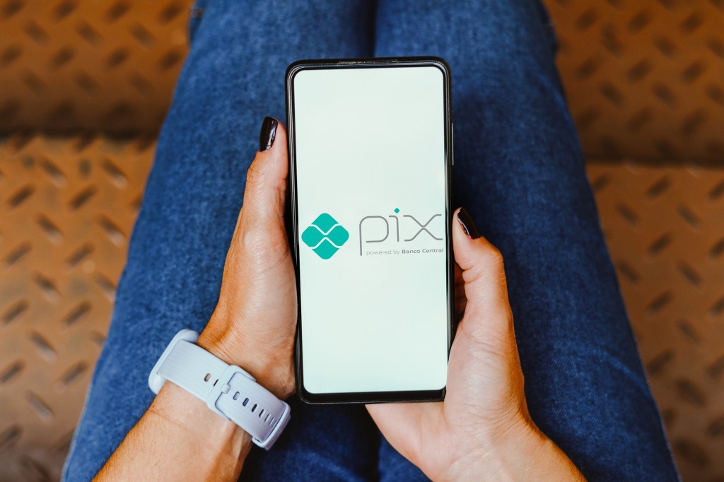 BRAZIL - 2023/05/22: In this photo illustration, the Pix powered by Banco Central logo is displayed on a smartphone screen. (Photo Illustration by Rafael Henrique/SOPA Images/LightRocket via Getty Images)