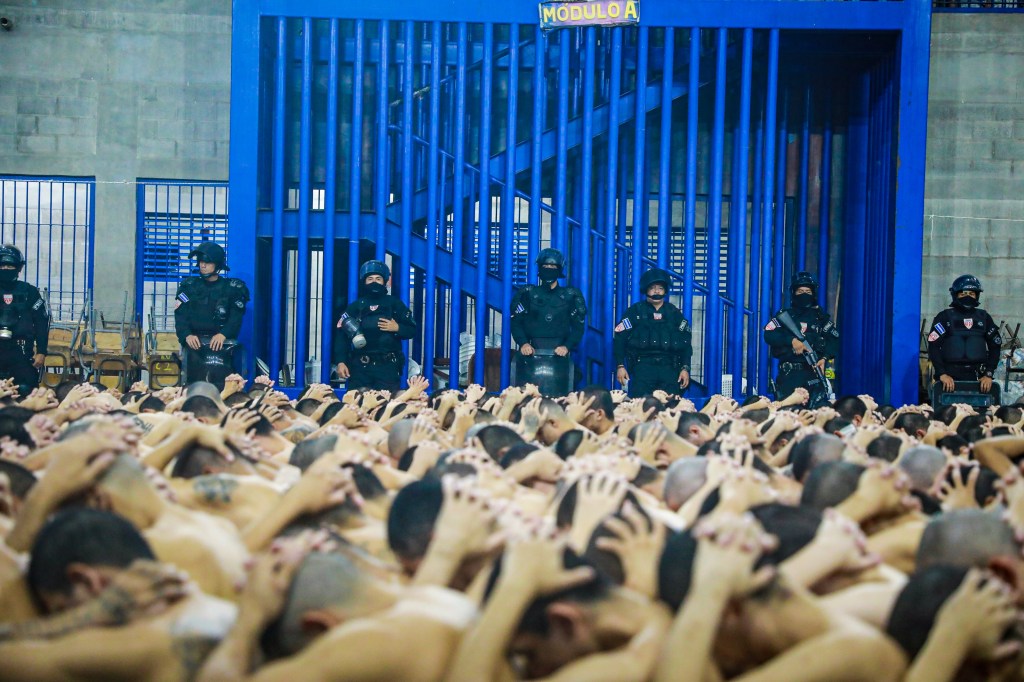 Prisioneiros de membros de gangues, com mãos algemadas nas costas, na Prisão La Esperanza em El Salvador. 07/06/2023