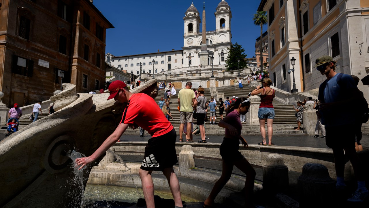 ROME, ITALY - JUNE 27: People cool off during an ongoing heat wave with temperatures reaching 30 degrees, at Piazza di Spagna (Spanish Steps), on June 27, 2023 in Rome, Italy. (Photo by Antonio Masiello/Getty Images)