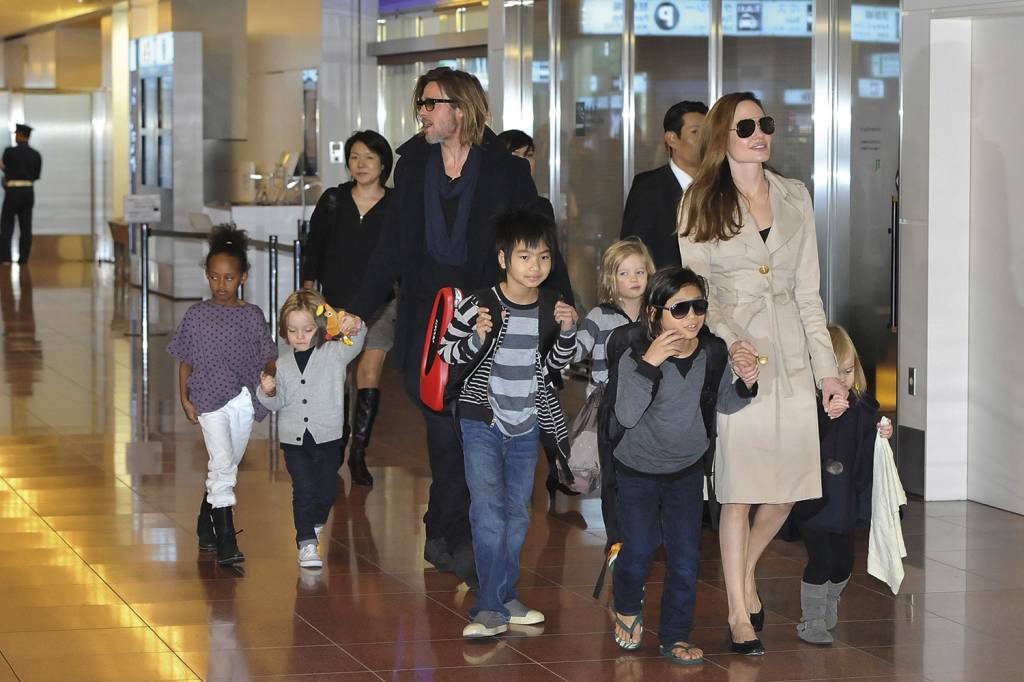 GettyImages-131901349.jpg TEMPOS QUE NÃO VOLTAM - Pitt e Jolie com os filhos: até hoje ela tenta reverter a guarda compartilhada