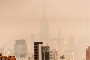 Fumaça de incêndios no Canadá encobre Nova York, em 30 de junho