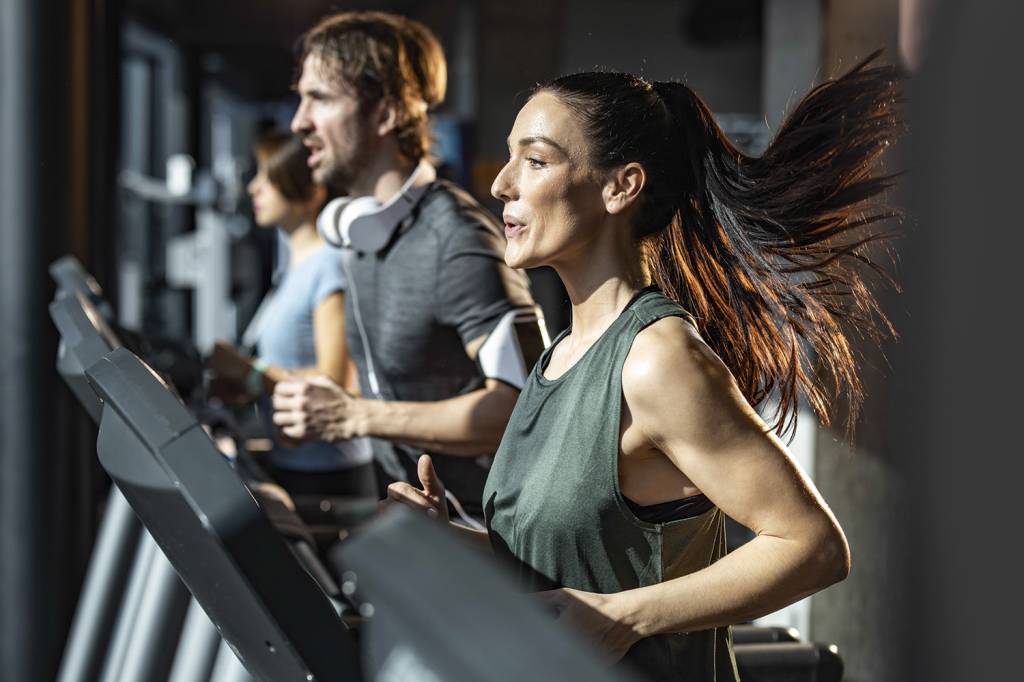 GettyImages-1404345290.jpg SUOR NA ROTINA - Sessões diárias de exercício: ferramenta para reduzir o colesterol ruim e elevar o bom