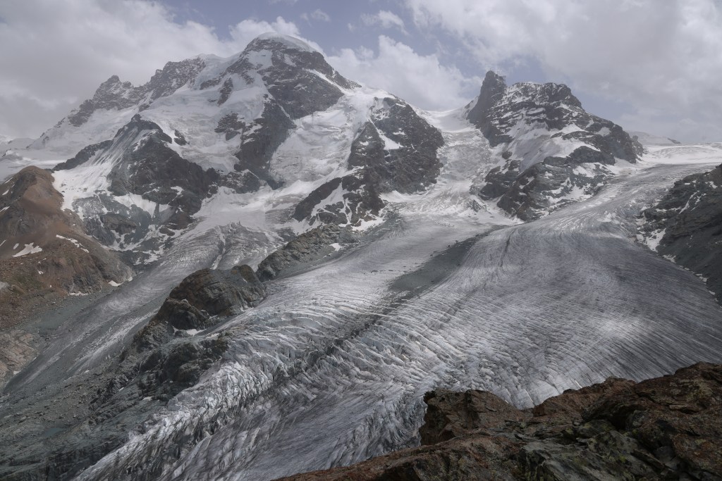 Os restos mortais encontrados em uma geleira próxima à montanha suíça Matterhorn pertencem a um alpinista alemão desaparecido há quase 40 anos.