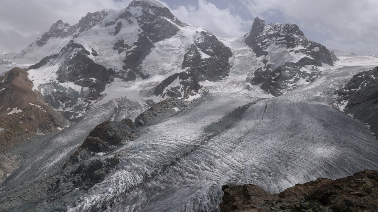 Os restos mortais encontrados em uma geleira próxima à montanha suíça Matterhorn pertencem a um alpinista alemão desaparecido há quase 40 anos.