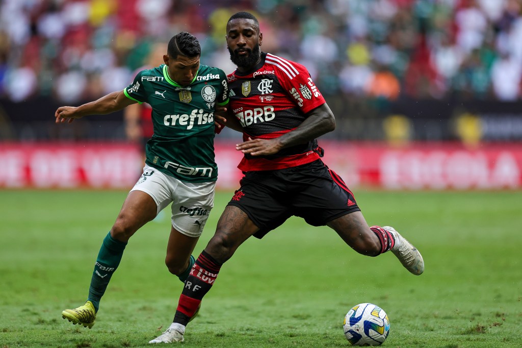 BRASILIA, BRAZIL - JANUARY 28: Rony of Palmeiras fights for the ball with Gerson of Flamengo during a final match between Palmeiras and Flamengo as part of Supercopa do Brasil 2023 at Mane Garrincha Stadium on January 28, 2023 in Brasilia, Brazil. (Photo by Buda Mendes/Getty Images)