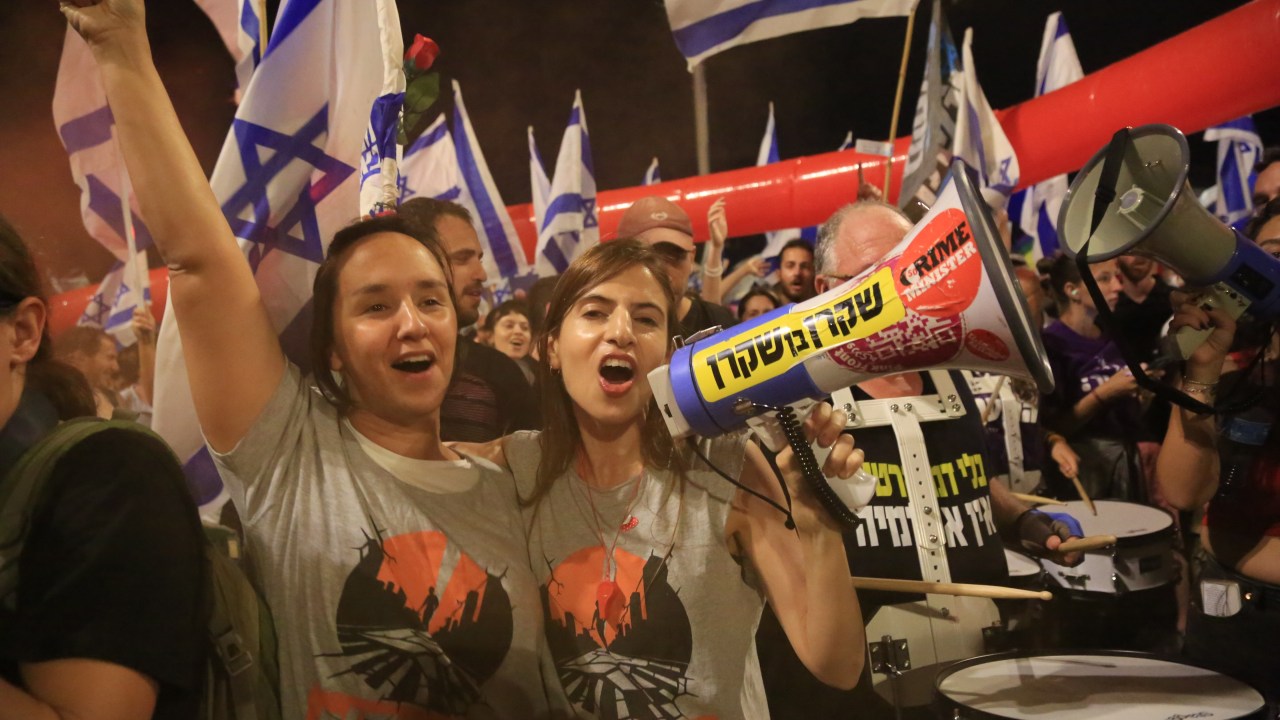 Israelenses se reúnem para protestar contra a votação do Knesset sobre o projeto de reforma judicial, em Jerusalém em 11 de julho de 2023.