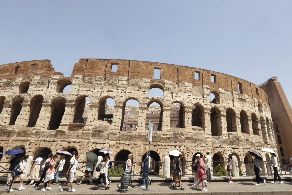 Turistas passam pelo Coliseu, em Roma, na Itália. 17/07/2023