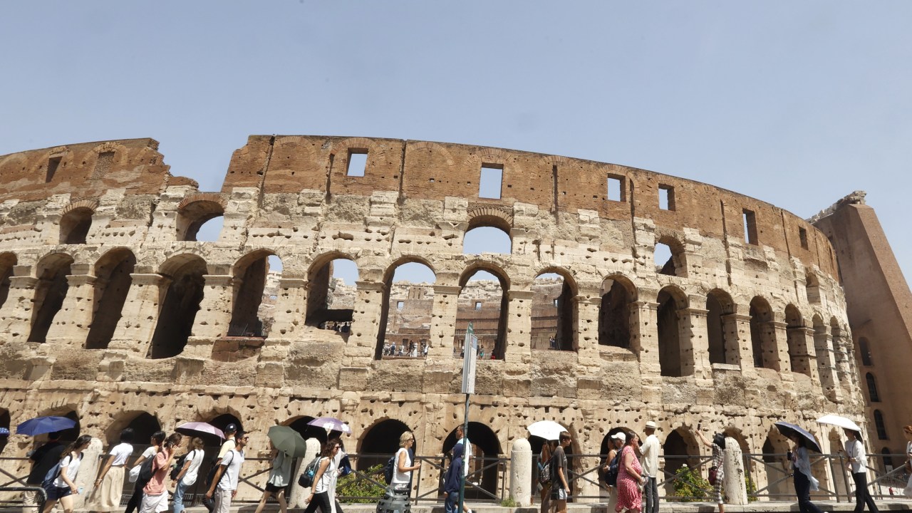 Turistas passam pelo Coliseu, em Roma, na Itália. 17/07/2023