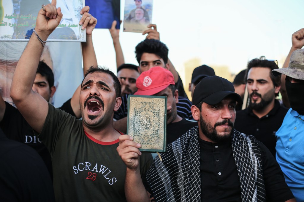 Muçulmanos protestam em Bagdá, no Iraque, para denunciar a queima do livro sagrado do Islã, o Alcorão, em Estocolmo, na Suécia. 20/07/2023