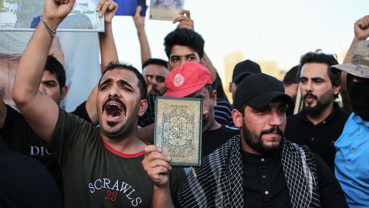 Muçulmanos protestam em Bagdá, no Iraque, para denunciar a queima do livro sagrado do Islã, o Alcorão, em Estocolmo, na Suécia. 20/07/2023