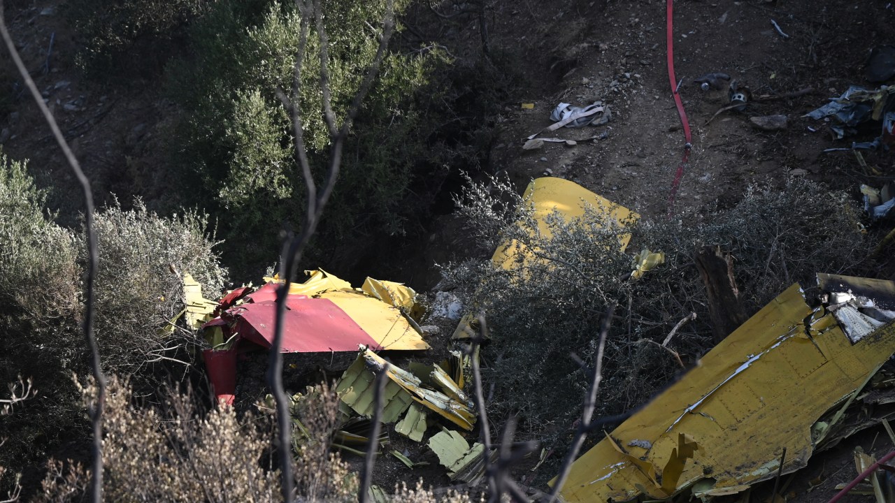 Destroços após a queda de um avião de combate a incêndios na ilha de Eubeia, na Grécia. 25/07/2023