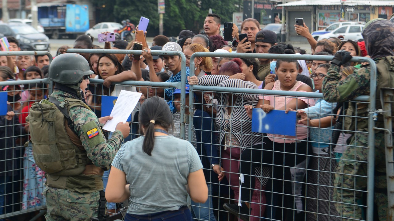 Um oficial militar lê a lista de prisioneiros mortos para parentes na prisão Del Litoral, em Guayaquil, no Equador. 25/07/2023