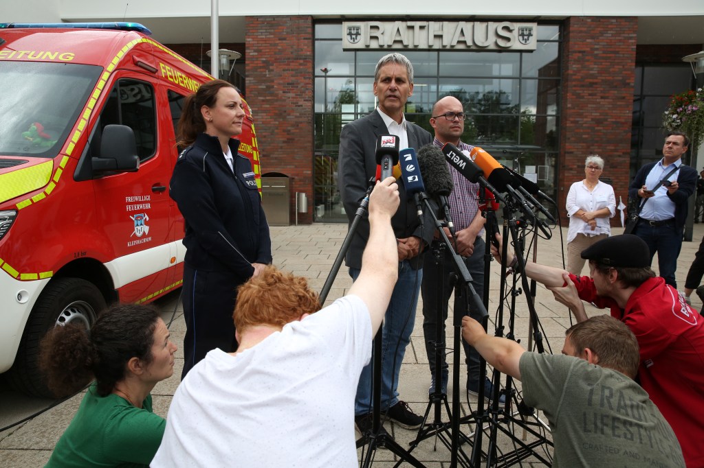 KLEINMACHNOW, GERMANY - JULY 20: (L to R) Brandenburg Police Spokeswoman Kerstin Schroeder, Kleinmachnow Mayor Michael Grubert and Kleinmachnow Volunteer Fire Department Chief Alexander Scholz attend a news conference about a possible escaped lion on July 20, 2023 outside the City Hall (Rathaus) in Kleinmachnow, in Brandenburg, near Berlin, Germany. Police and fire departments are tracking what they believe may be a female lion on the loose at the southern edge of the German capital, and have called on residents to stay indoors. (Photo by Adam Berry/Getty Images)