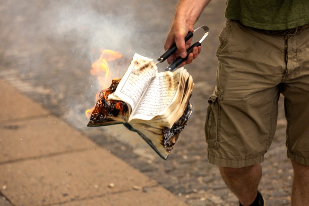 Uma cópia do Alcorão é queimada por um ativista de direita em Copenhague, na Dinamarca. 28/07/2023