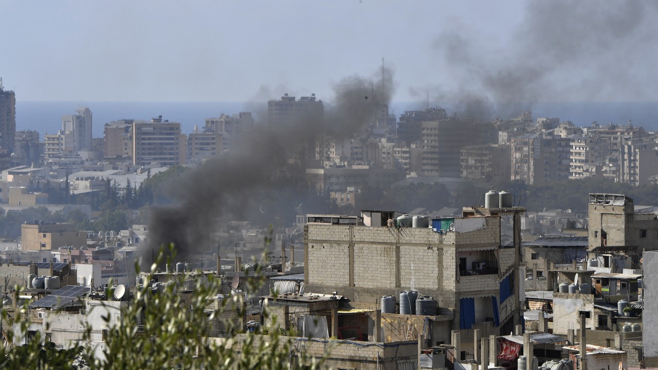 Fumaça sobe após confrontos entre dois grupos no campo de refugiados palestinos de Ain al-Helwa em Sidon, no Líbano. 30/07/2023