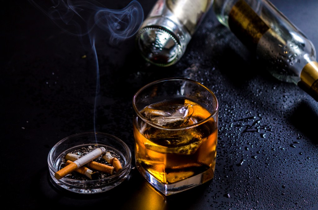 cigarro e bebida - whisky