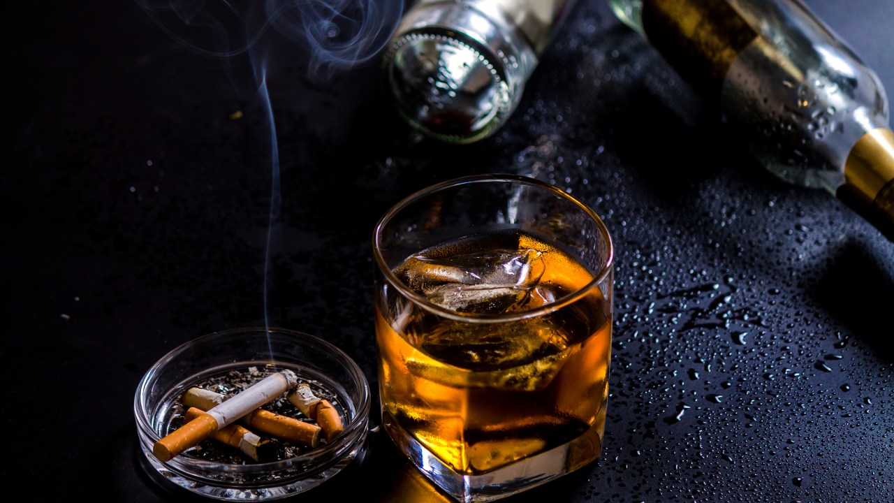 cigarro e bebida - whisky